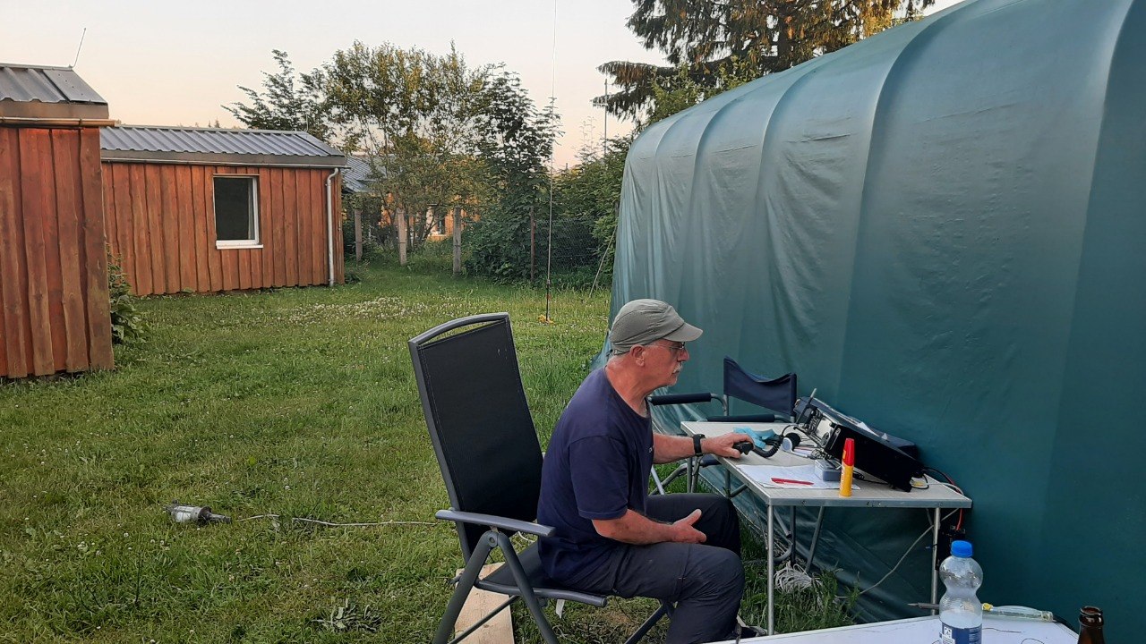 Herbert, DL5AXI beim Funken an der Kurzwellenstation